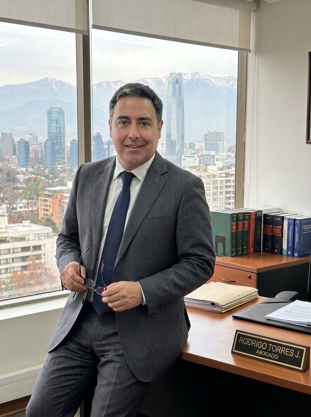 Rodrigo Torres Jurado en su oficina, con vista a Santiago